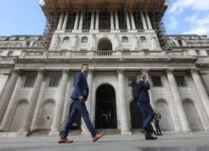 英央行9月议息日路透配图：经济师预计BoE维持3.75%利率不变