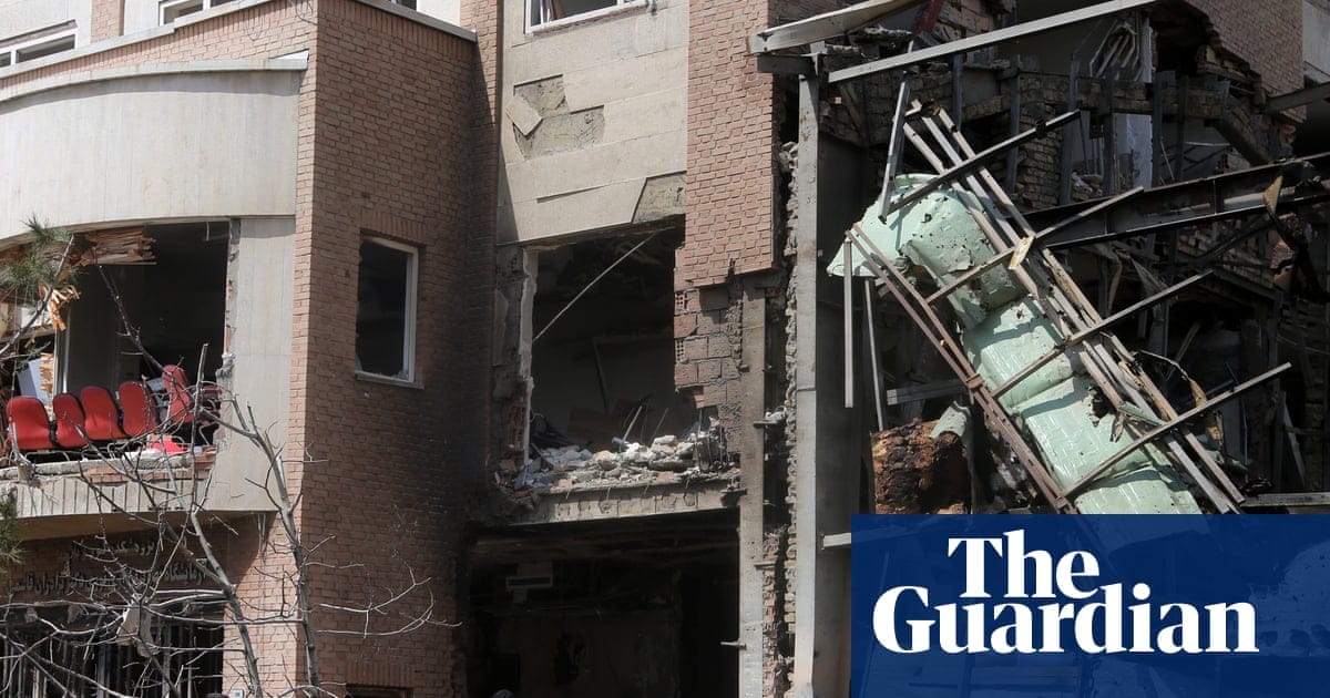 德黑兰Velenjak区Shahid Beheshti大学2026年4月6日遭美方空袭后的建筑受损现场(Anadolu/Getty Images),用于呈现文章讨论的美伊战争已进入第200天、19名美军阵亡的战争持续性背景。