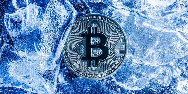 特勤局冻结USDT资金的概念示意图,金色加密硬币悬浮在冰面之上