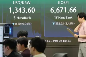 亚洲交易员关注屏幕上跳动的指数与美债收益率数据，等待美联储FOMC利率决议公布
