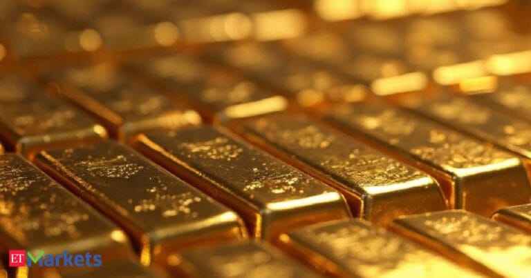美国8月非农超预期后现货金价跌穿4400美元的财经新闻图示