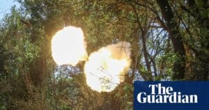 乌克兰炮兵在顿涅茨克克拉马托尔斯克前线附近向俄军阵地射击的现场照片
