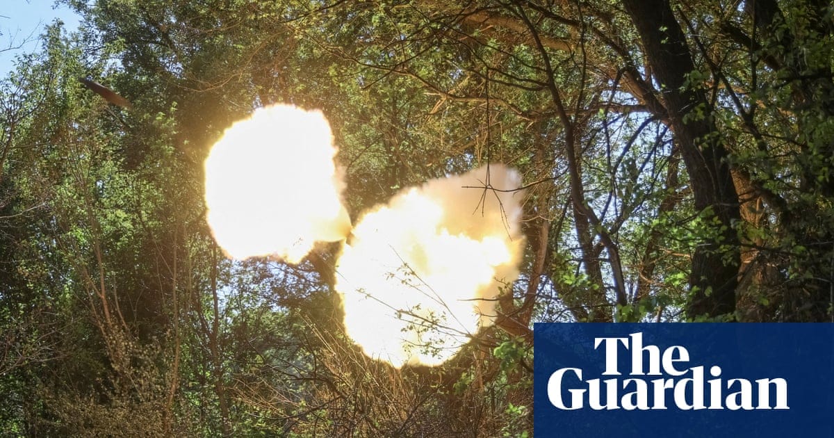 乌克兰炮兵在顿涅茨克克拉马托尔斯克前线向俄军阵地射击的现场照片——地缘紧张为原油与黄金风险溢价提供支撑