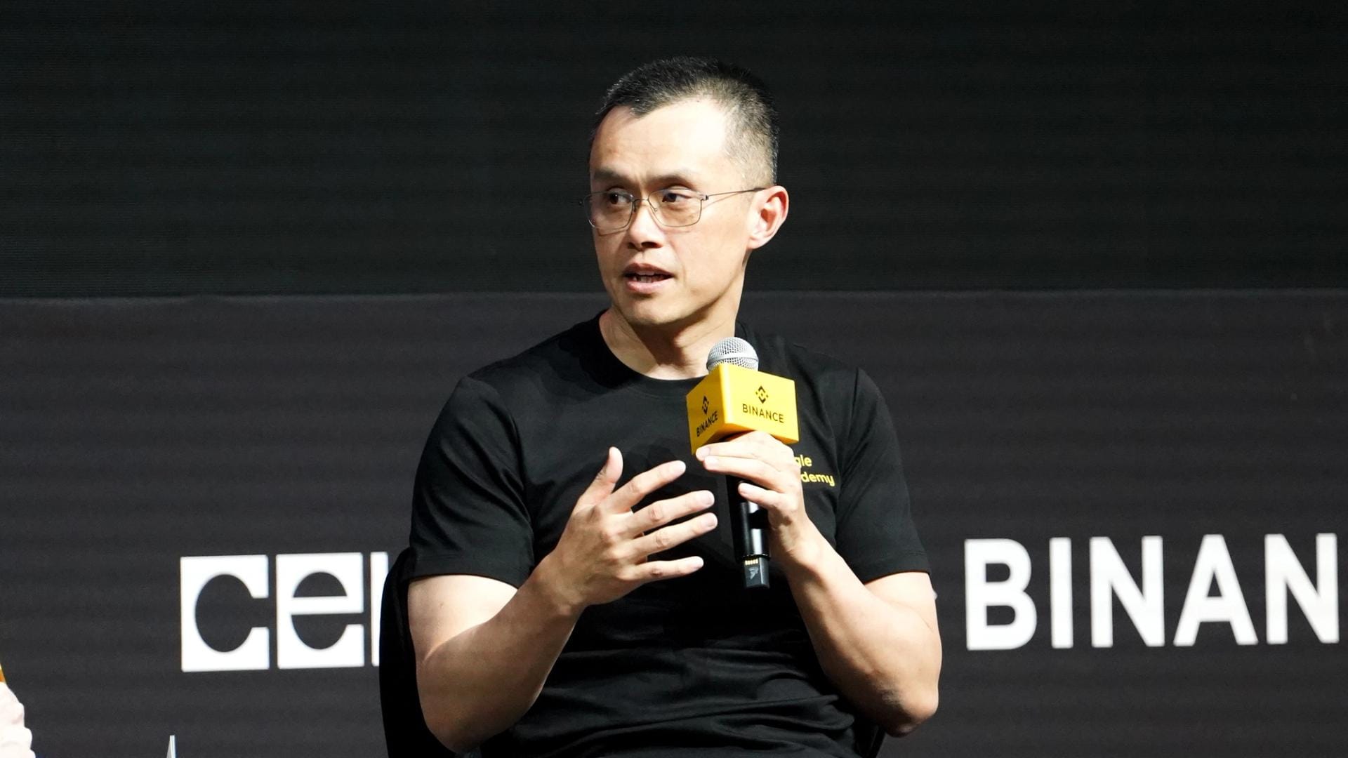 Binance与Circle logo与USDC稳定币符号叠加的示意图,背景为浅色数据流线条,呼应股权绑定与稳定币分发主题
