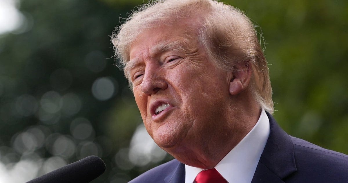 美国白宫与美联储标志被美元纸币围绕,象征政治压力与利率政策的博弈