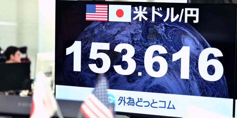 东京外汇交易屏幕上日元兑美元汇率实时报价接近152区间