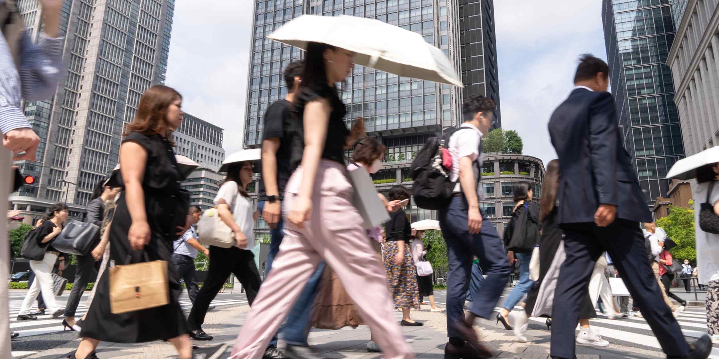 日本东京通勤人群街景,象征长债收益率破3%背景下的宏观经济与利率正常化