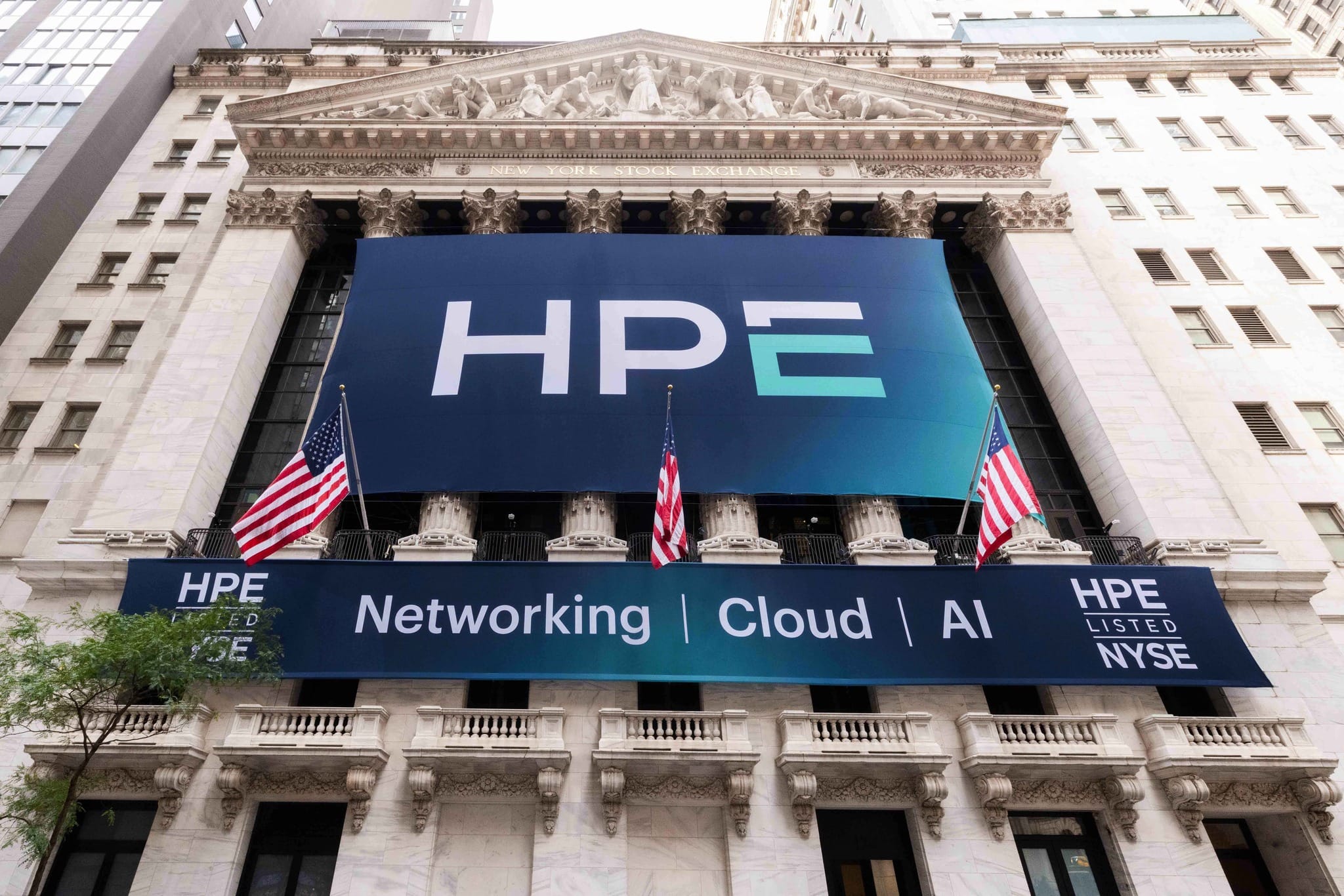 HPE纽约证交所标识，背景叠加2026财年Q3 AI订单与积压订单数字