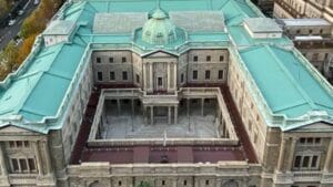 日本央行总部大楼与日元纸币，象征1995年以来最高政策利率决议