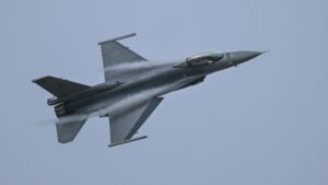 BAE Systems Hawk T1 喷气机在2026年9月20日捷克Mosnov北约日活动上空进行飞行表演，BAE Systems自2018年起被排除在挪威主权基金投资范围之外