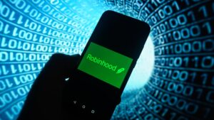 Robinhood应用界面与二进制代码背景，象征零售加密交易及事件合约业务