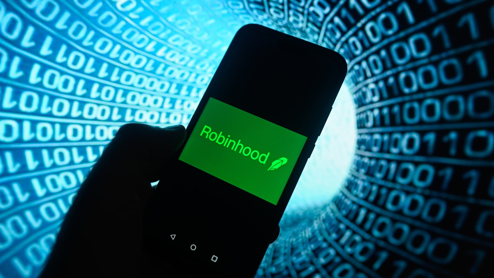Robinhood手机应用界面与二进制代码背景,对应文章讨论的零售加密交易、股票及事件合约业务