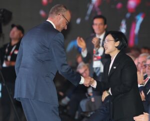德国总理弗里德里希·默茨与韩国总理韩成淑在首尔德国企业亚太会议开幕式上握手