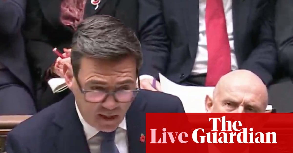 英国预算案相关报道画面，配合说明财政政策对英国银行股、英镑和英国国债的潜在影响