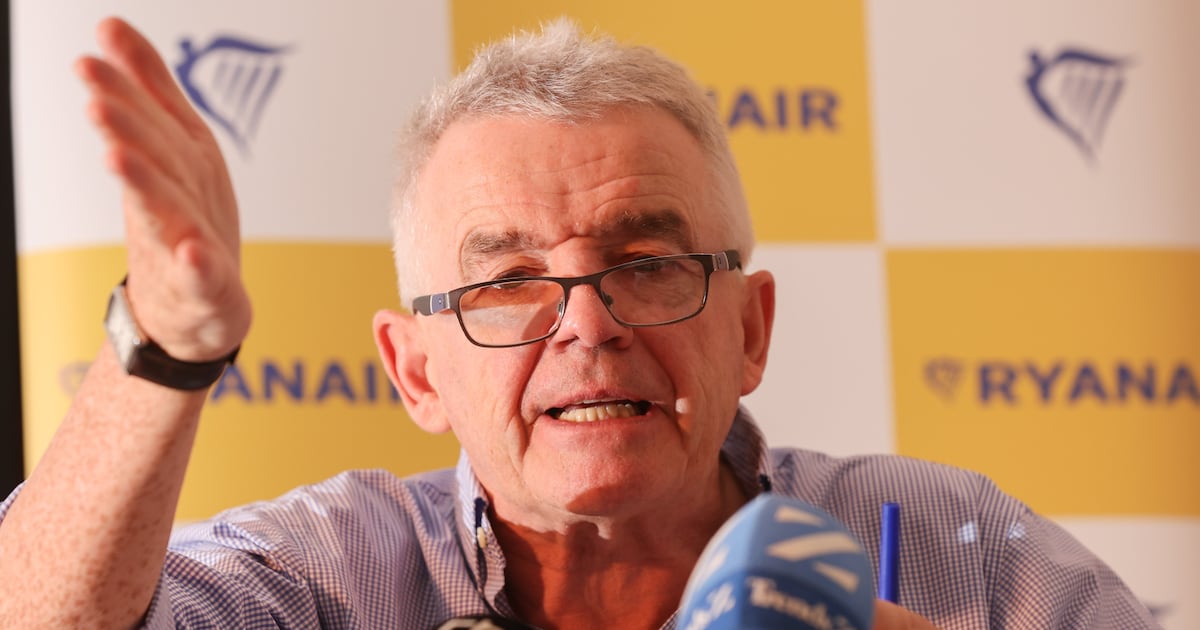瑞安航空CEO Michael O'Leary在布鲁塞尔记者会上发言,背景为欧盟旗帜,呼应文中关于欧洲机票价格涨幅与油价传导链的判断