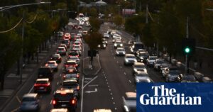 墨尔本街头的车流与加油站，叠加IMF 130美元/桶油价情景下通胀与利率传导的示意