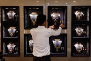 油价与美国通胀数据强化加息预期，现货黄金跌至一年低位