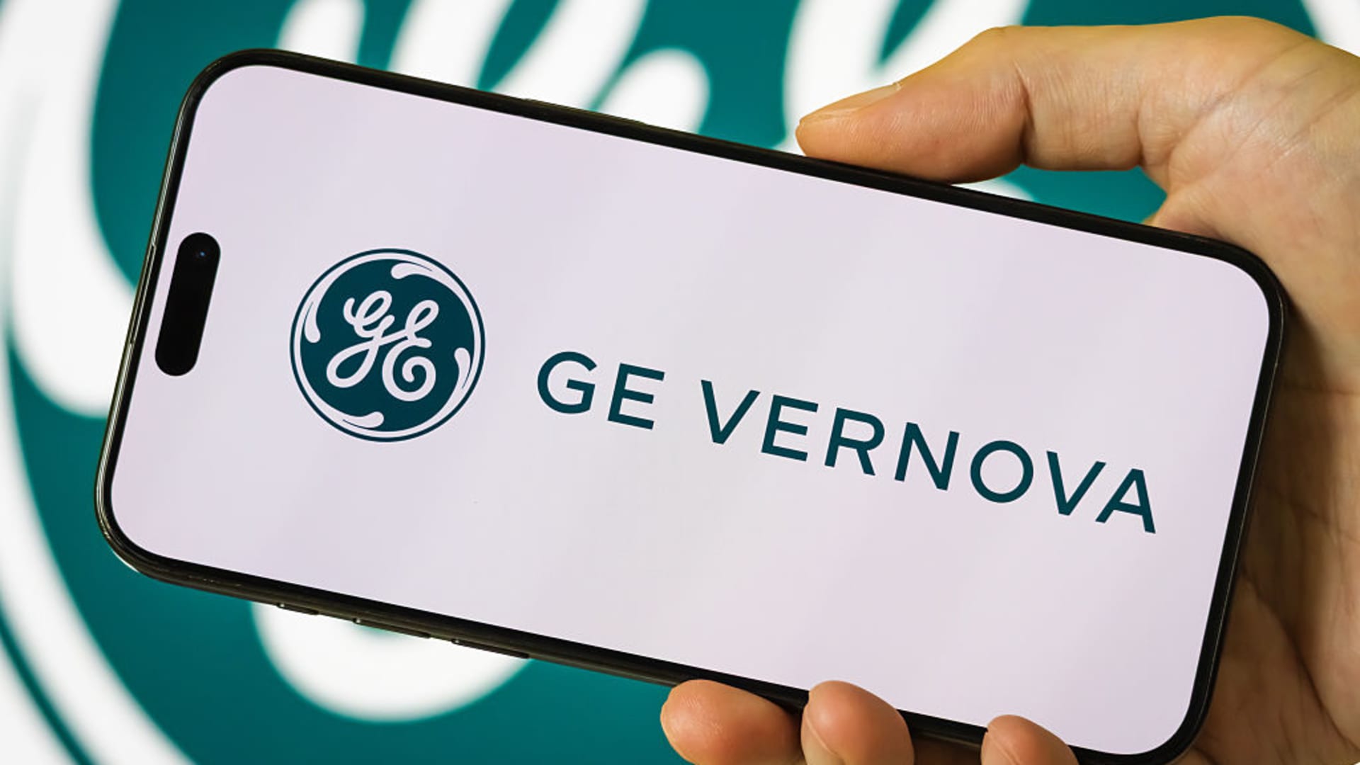 数据中心与燃气轮机电力基础设施示意图，对应GE Vernova财报需要验证的供电设备需求