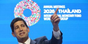 美联储主席Kevin Warsh在曼谷IMF/世行年会Fireside Chat上发言，谈及AI投资与金融稳定风险