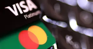 BOE伦敦总部外景，象征英国央行对家庭信用条件的最新调查