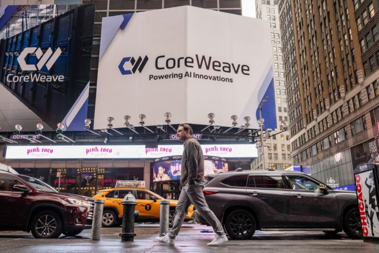纽约时代广场上的CoreWeave公司标识,AI算力提供商在债务担忧中股价单周下跌约20%