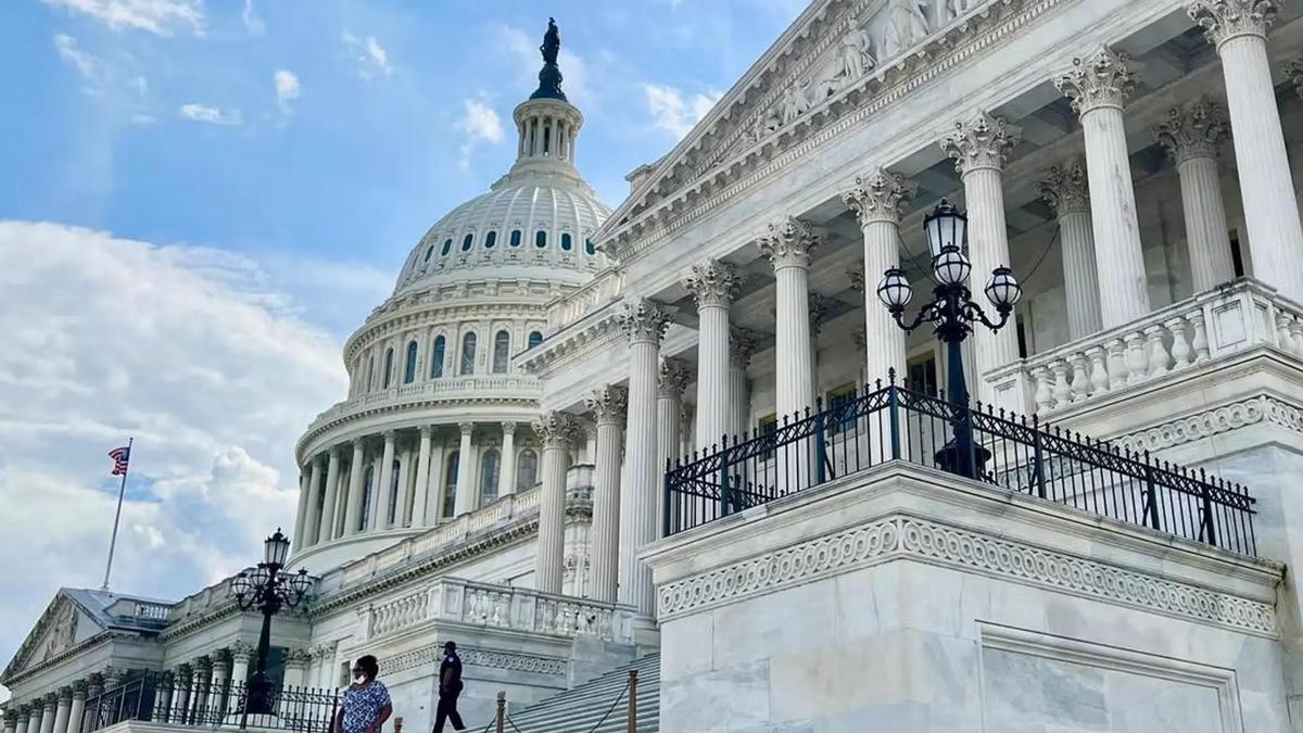 美国国会大厦穹顶,象征联邦立法权与州级监管权围绕预测市场的博弈