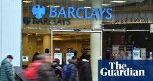 巴克莱银行分行外景，报道称其季度税前利润增长12%并面临英国银行税政策压力