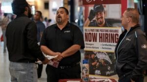 2026年9月南佛罗里达JobNewsUSA大型招聘会现场，雇主代表与求职者交流