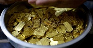 油价上涨强化高利率预期，黄金跌逾1%的跨资产市场分析示意图