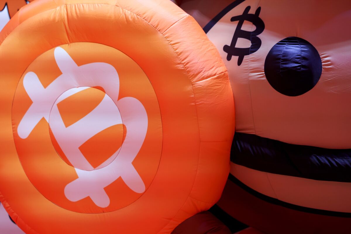 比特币跌破8万美元及ETF流出背景的行情示意图