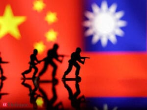 中国与台湾旗帜前的士兵模型插图,代表美方对台海2027攻台时间表的下调评估
