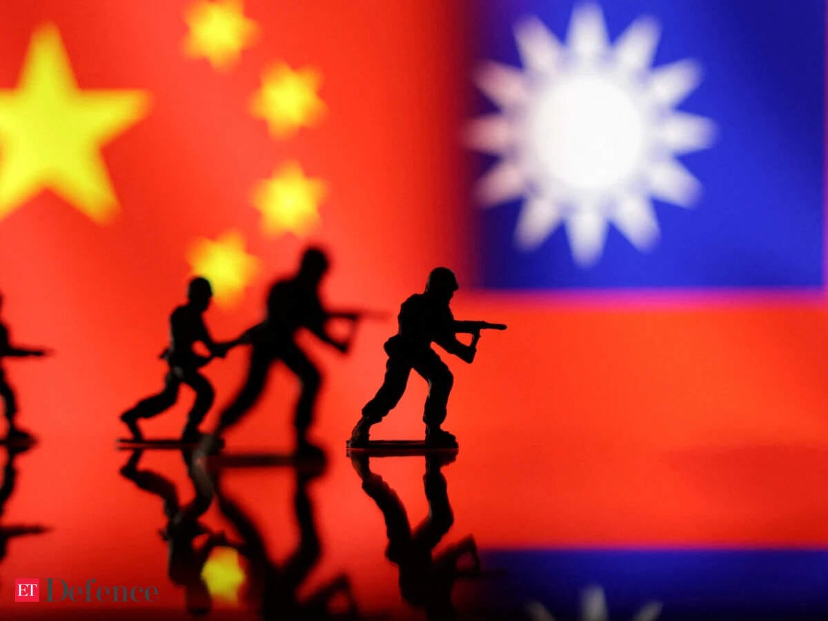 中国与台湾旗帜前的士兵模型插图,代表美方对台海2027攻台时间表的下调评估
