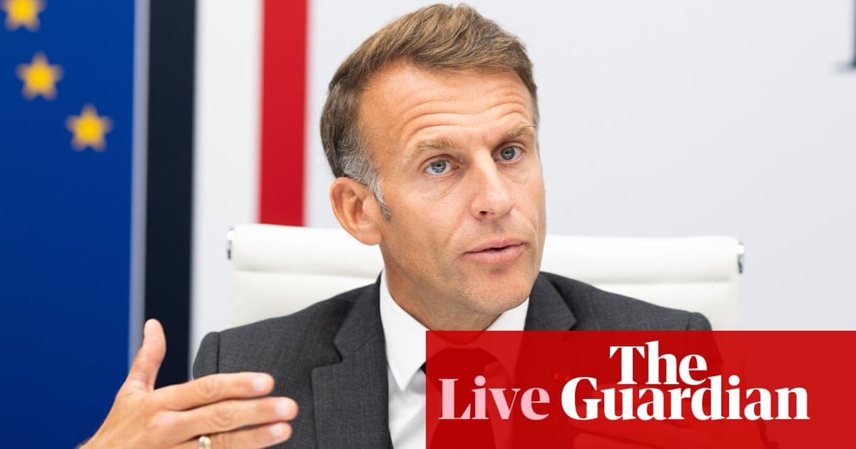 G7领导人视频会议后法国总统马克龙在爱丽舍宫发布关于释放1亿桶战略石油储备的声明